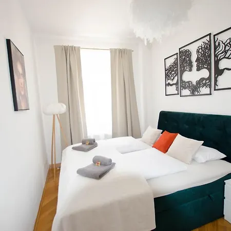 Casarina - Stilvoller Altbau In Zentraler Lage *